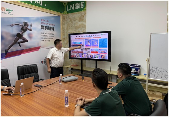三只兔總裁韓軍一行蒞臨雷諾瓷磚膠參觀考察，初步達(dá)成合作意向