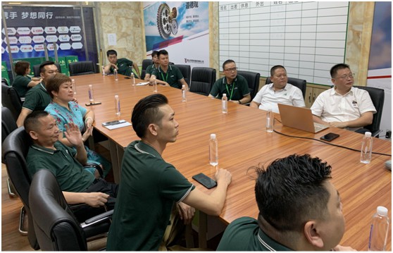 三只兔總裁韓軍一行蒞臨雷諾瓷磚膠參觀考察，初步達(dá)成合作意向